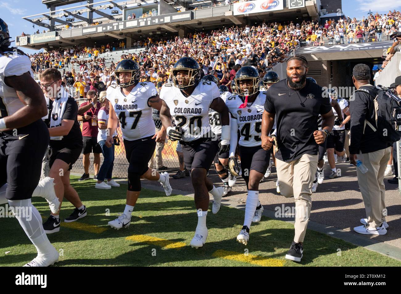 Les Buffaloes du Colorado prennent le terrain lors d'un match de football de la NCAA contre les Arizona State Sun Devils, samedi 7 octobre 2023, à Tempe, Arizona. Colorado a battu Arizona State 27-24 (Marcus Wilkins/image of Sport) Banque D'Images