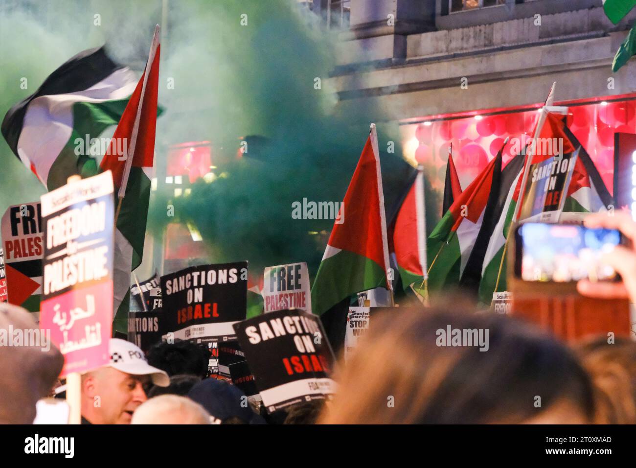 High Street Kensington, Londres, Royaume-Uni. 9 octobre 2023. Partisans pro-palestiniens près de l'ambassade d'Israël à Londres. Crédit : Matthew Chattle/Alamy Live News Banque D'Images