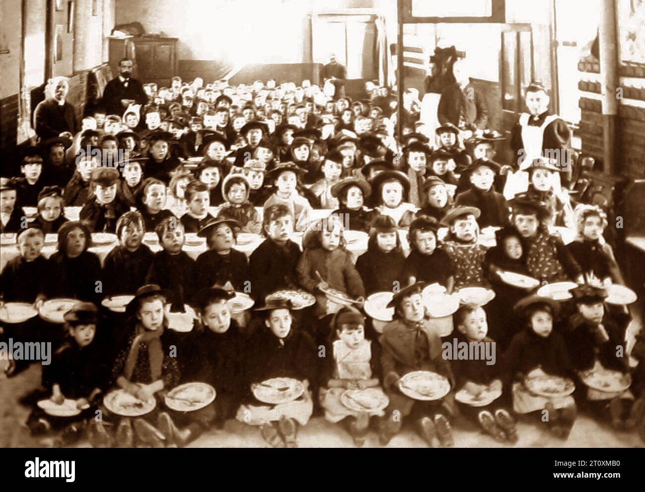 Dîners gratuits pour les enfants pauvres, St. Luke's Church, Millwall, Londres, époque victorienne Banque D'Images