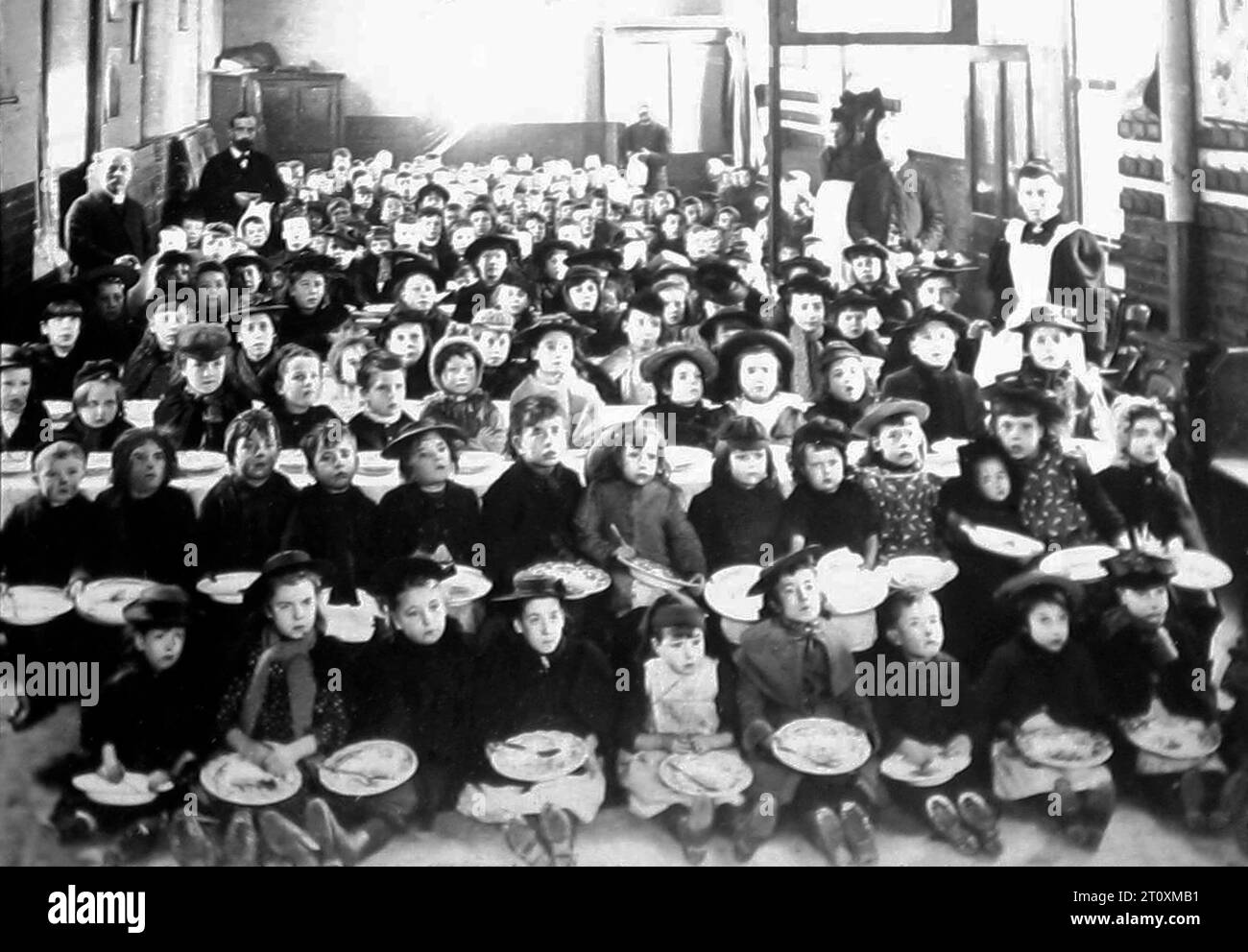 Dîners gratuits pour les enfants pauvres, St. Luke's Church, Millwall, Londres, époque victorienne Banque D'Images