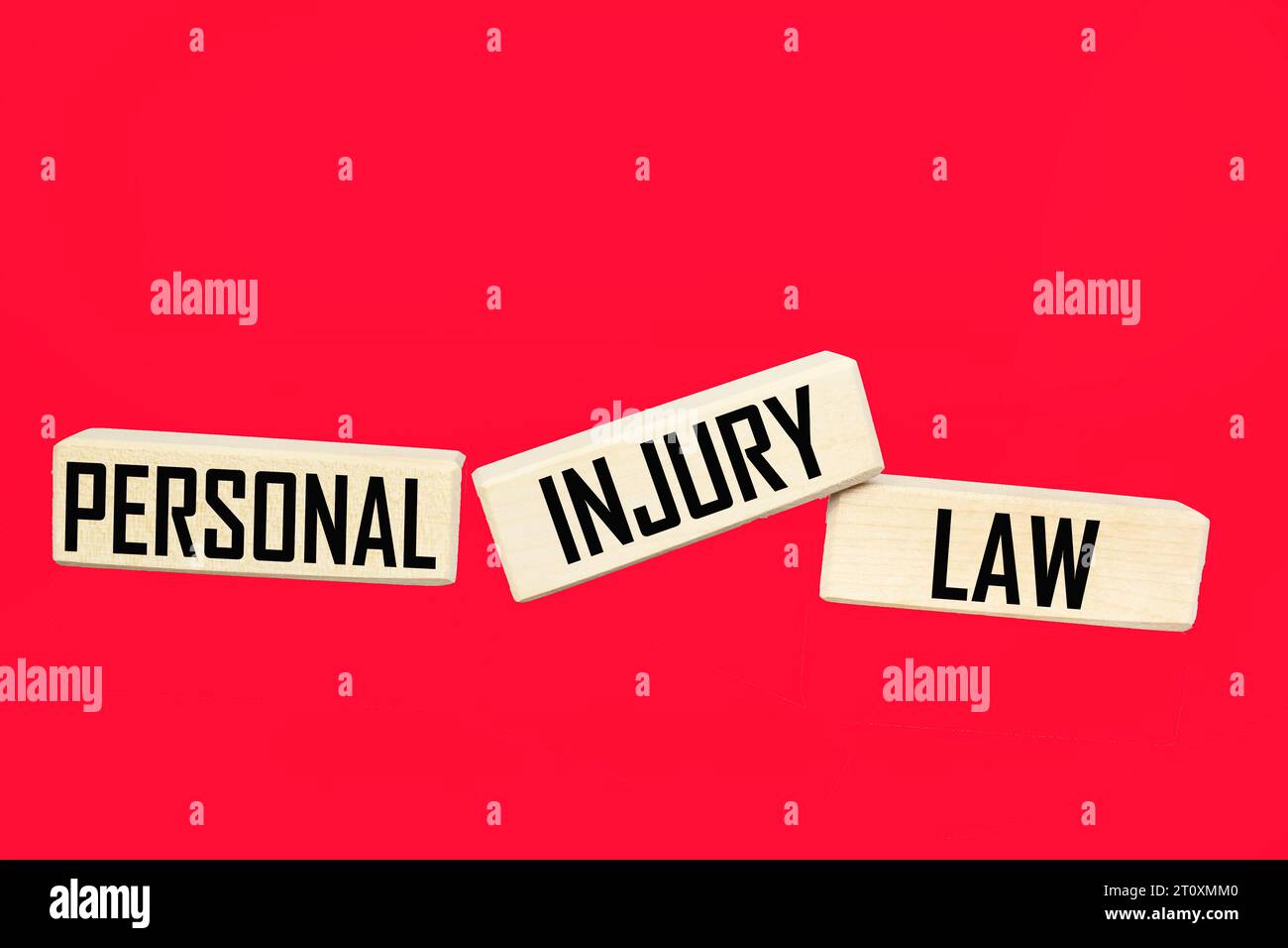 Texte de loi sur les blessures corporelles fabriqué à partir de blocs de bois sur fond rouge Banque D'Images