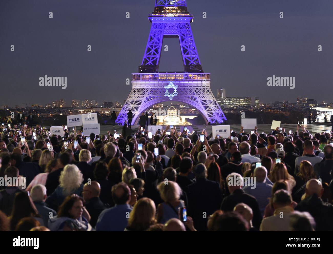 Paris, France. 09 octobre 2023. La Tour Eiffel est illuminée des couleurs de l’appartement israélien et de son étoile de David en soutien à l’Etat juif à Paris, le lundi 9 octobre 2023. La tour a été illuminée après une manifestation de soutien à Israël à la suite de l'attaque surprise dévastatrice du groupe islamique Hamas depuis Gaza. Photo de Maya Vidon-White/UPI crédit : UPI/Alamy Live News Banque D'Images