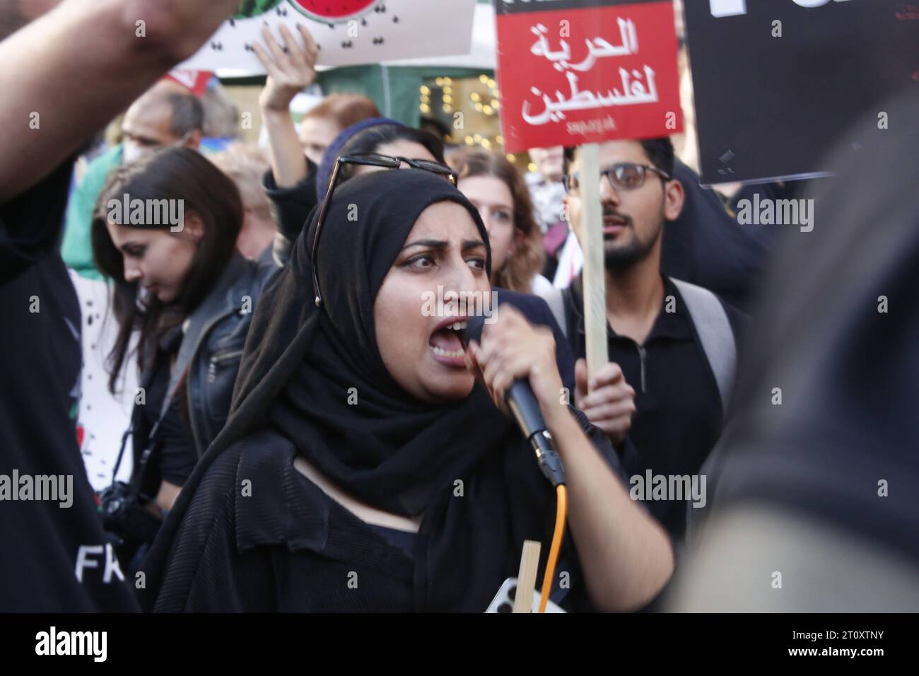 Les manifestants pro-Palestine se rassemblent devant l'ambassade israélienne à Londres après le déclenchement de la guerre entre la Palestine et Israël à Gaza. La foule a fait fermer Kensington High Street et il y avait une forte présence policière. Crédit : Roland Ravenhill/Alamy. Banque D'Images