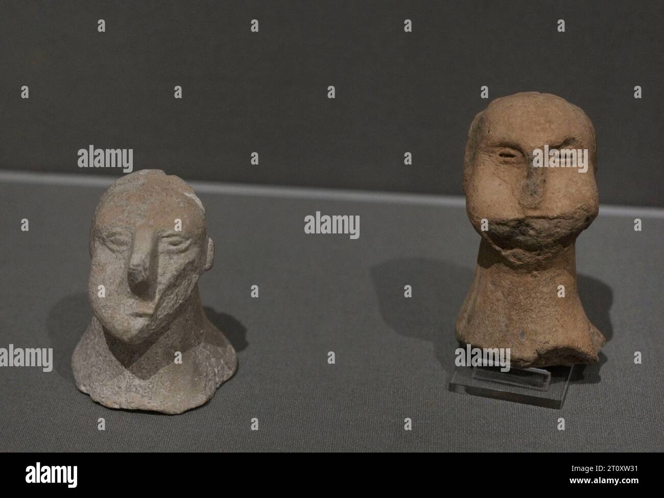 Période néolithique. Période du temple (3600 à 2500 av. J.-C.). Malte. Des têtes en argile et en pierre qui se sont détachées de leurs sculptures ou ont été faites avec des cols en forme de cheville pour s'adapter aux statues acéphales. De Tarxien. Musée national d'archéologie. Valletta. Malte. Banque D'Images