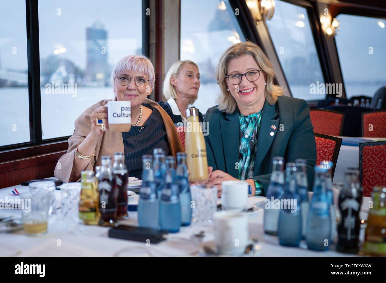 Deutsch-Franzoesische Kabinettsklausur in Hamburg Claudia Roth Staatsministerin fuer Kultur gemeinsam mit Anke Rehlinger BEI den bilatéralen Gesparaechen im Rahmen der gemeinsamen Hafenrundfahrten auf der Elbe, Hambourg, 09.10.2023 Hamburg Hamburg Deutschland *** Réunion du cabinet franco-allemand à Hambourg Claudia Roth Ministre d'État à la Culture avec Anke Rehlinger lors de pourparlers bilatéraux dans le cadre des croisières portuaires conjointes sur l'Elbe, Hambourg, 09 10 2023 Hambourg Hambourg Allemagne Credit : Imago/Alamy Live News Banque D'Images