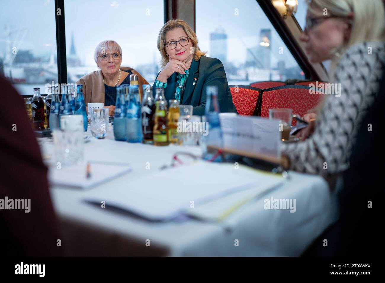 Deutsch-Franzoesische Kabinettsklausur in Hamburg Claudia Roth Staatsministerin fuer Kultur gemeinsam mit Anke Rehlinger BEI den bilatéralen Gesparaechen im Rahmen der gemeinsamen Hafenrundfahrten auf der Elbe, Hambourg, 09.10.2023 Hamburg Hamburg Deutschland *** Réunion du cabinet franco-allemand à Hambourg Claudia Roth Ministre d'État à la Culture avec Anke Rehlinger lors de pourparlers bilatéraux dans le cadre des croisières portuaires conjointes sur l'Elbe, Hambourg, 09 10 2023 Hambourg Hambourg Allemagne Credit : Imago/Alamy Live News Banque D'Images