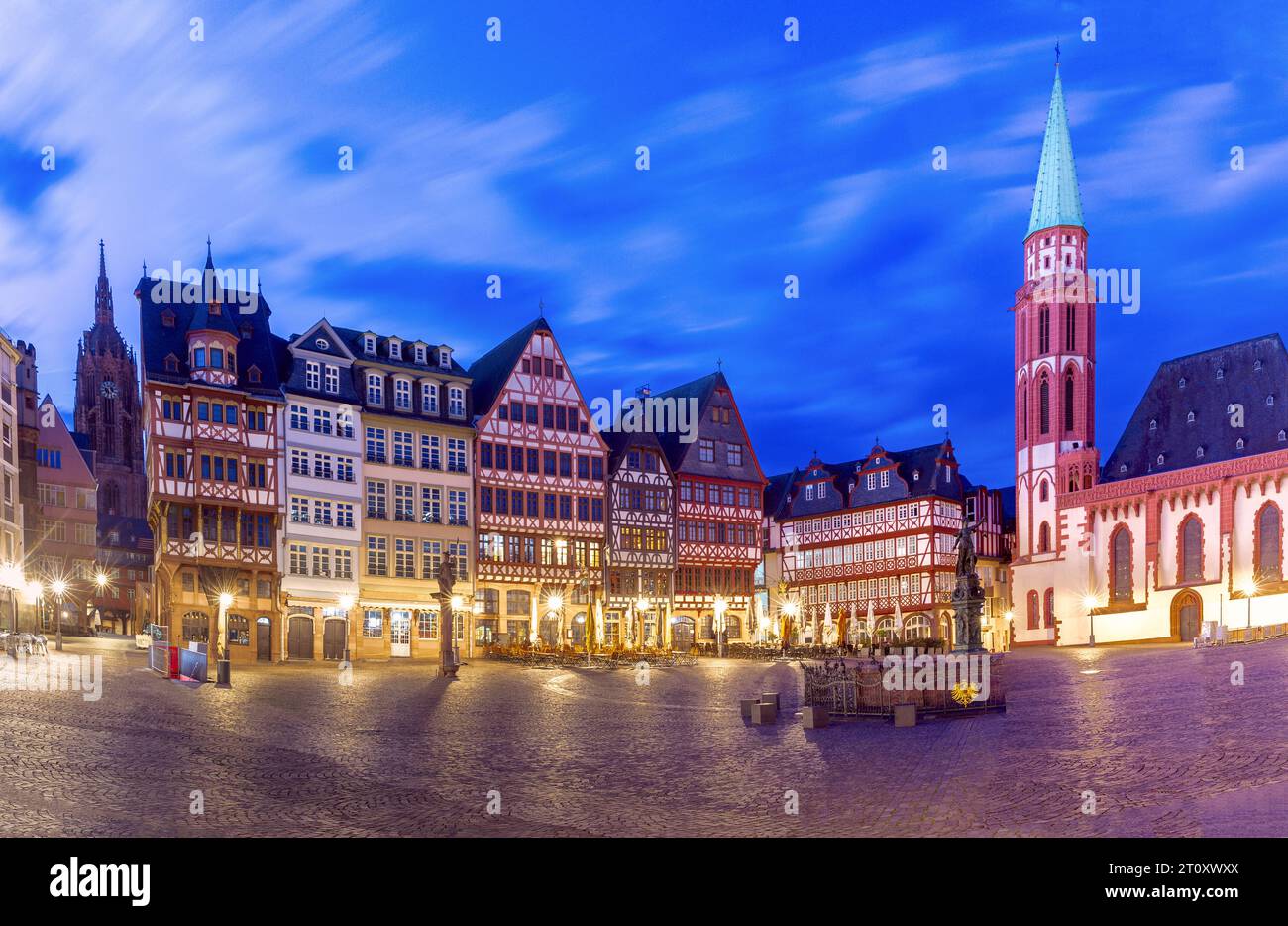 Vue panoramique sur les vieilles maisons médiévales traditionnelles à colombages sur la place du marché de Francfort-sur-le-main tôt le matin. Allemagne. Banque D'Images