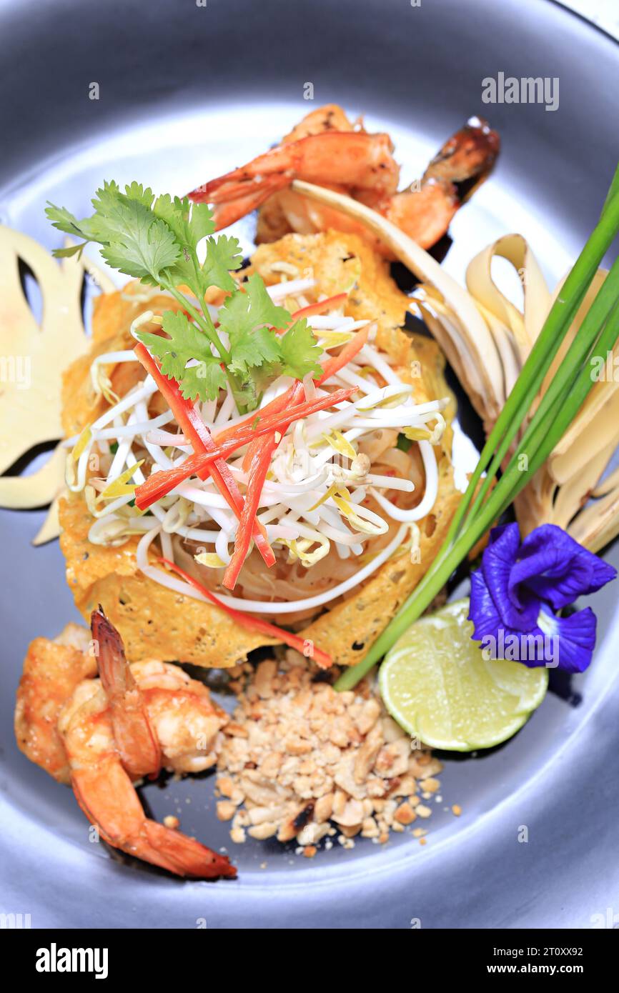 Recette originale Pad Thai Prawn envelopper l'œuf Banque D'Images