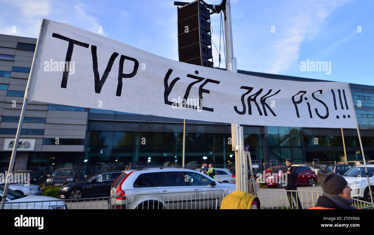 Varsovie, Pologne.9 octobre 2023. Bannière d'opposition avec l'inscription TVP lze jak pis TVP se trouve comme pis Banque D'Images