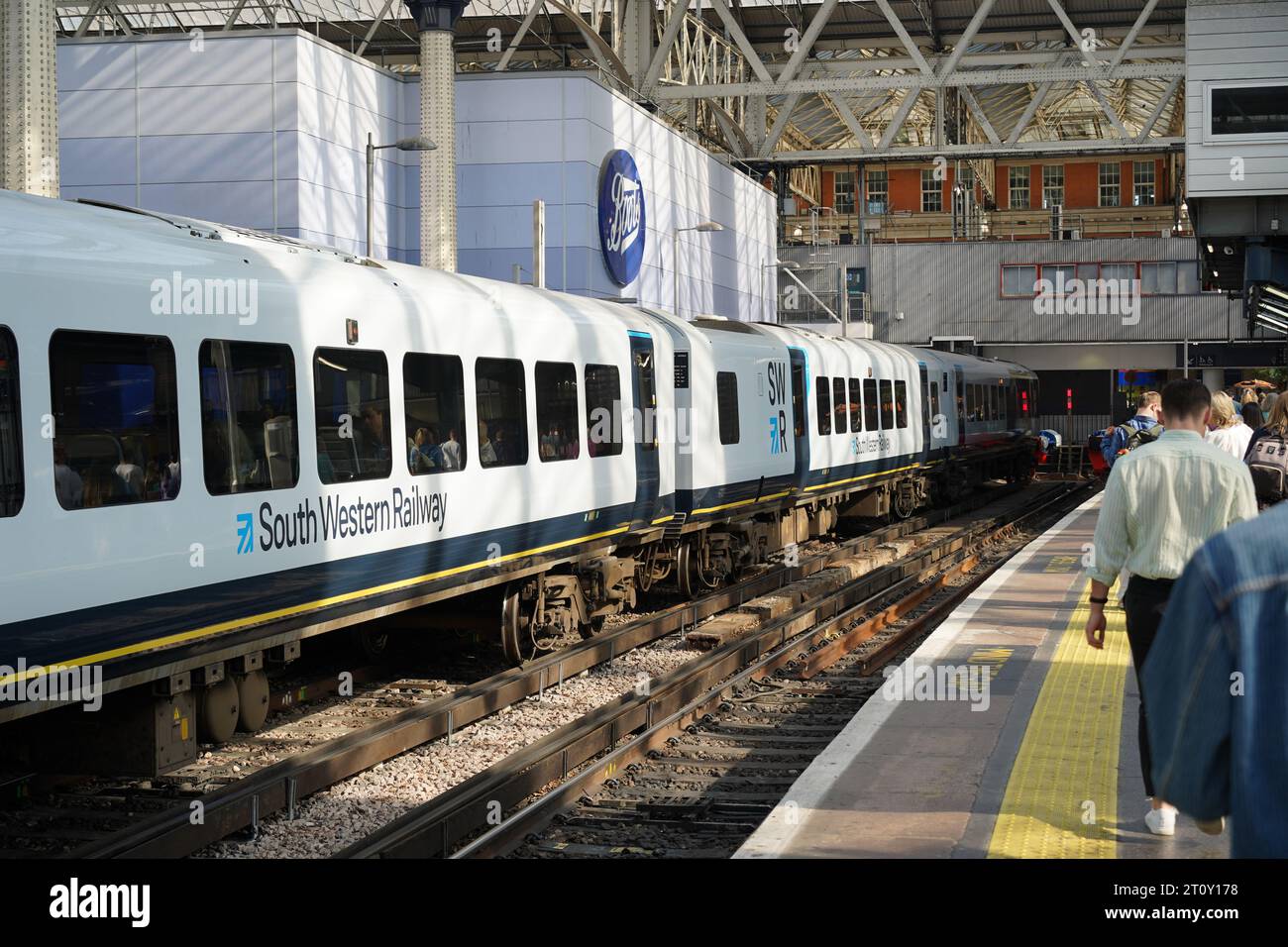 Londres, Royaume-Uni : 16 septembre 2023 : train South Western Railway à la gare de Waterloo Banque D'Images