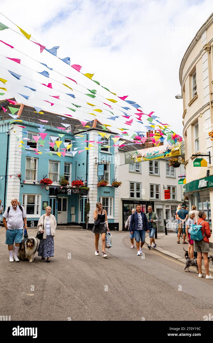 Falmouth, ville côtière en Cornouailles Angleterre, large éventail de magasins et de magasins dans le centre-ville avec des bannières décoratives de banderoles, Angleterre, Royaume-Uni, 2023 Banque D'Images