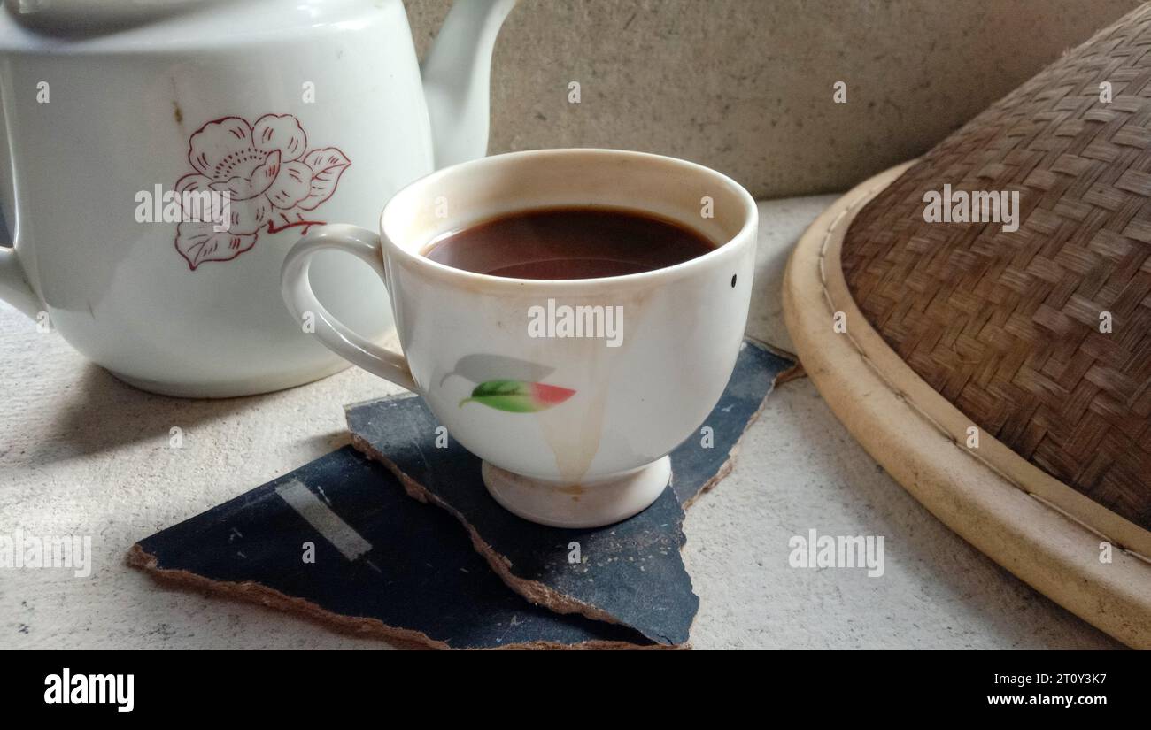 Photo d'une tasse de café et d'une tasse avec un thème traditionnel, en utilisant un matériau de base en céramique Banque D'Images