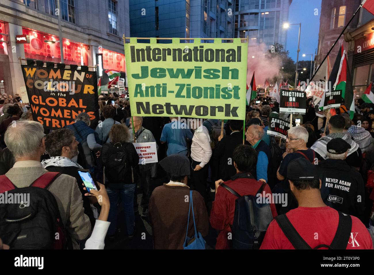 Londres, Royaume-Uni. 9 octobre 2023. Les partisans palestiniens manifestent près de l'ambassade israélienne pour appeler à la fin de "l'oppression et l'apartheid" après la déclaration de "guerre" du Premier ministre Benjamin Netanyahu après les attaques du groupe palestinien Hamas depuis le territoire de Gaza qui est bloqué par Israël. Crédit : Ron Fassbender/Alamy Live News Banque D'Images