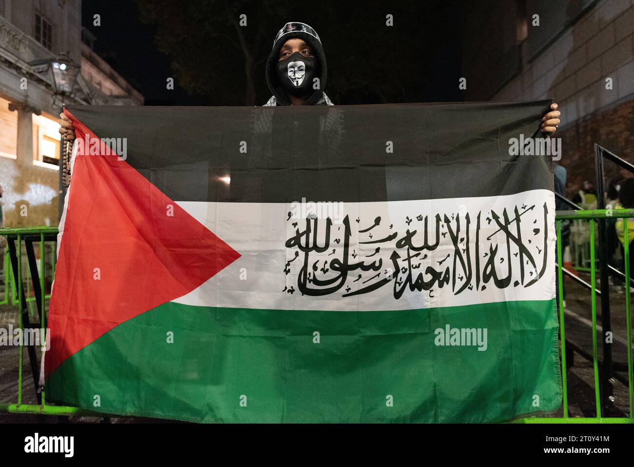 Londres, Royaume-Uni. 9 octobre 2023. Les partisans palestiniens manifestent près de l'ambassade israélienne pour appeler à la fin de "l'oppression et l'apartheid" après la déclaration de "guerre" du Premier ministre Benjamin Netanyahu après les attaques du groupe palestinien Hamas depuis le territoire de Gaza qui est bloqué par Israël. Crédit : Ron Fassbender/Alamy Live News Banque D'Images