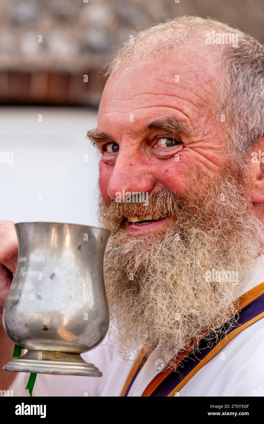 Un danseur Morris du Brighton Morris Side Drinking Beer from A Traditional Tankard lors de l'événement annuel « Dancing in the Old », Lewes, Sussex, Royaume-Uni Banque D'Images