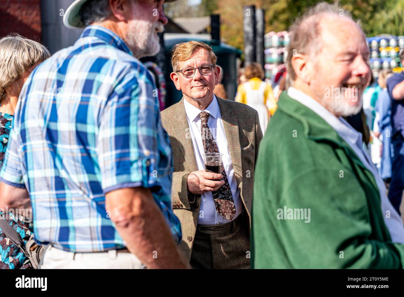 Miles Jenner, brasseur en chef à Harvey's Brewery (en costume) parle à la population locale lors de l'Annual Dancing in the Old Event, Harvey's Brewery, Lewes, Royaume-Uni Banque D'Images