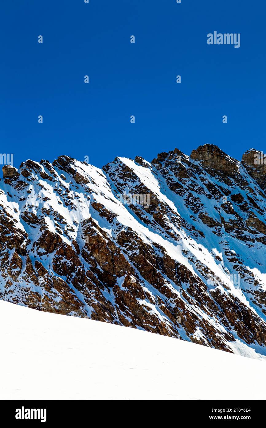 Vues de la crête enneigée de la montagne Trugberg le long du sentier de randonnée du sommet de la Jungfrau à Mönchsjoch Hut, Alpes suisses, Suisse Banque D'Images