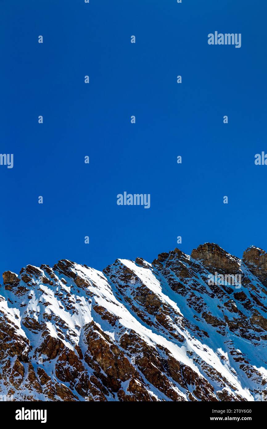 Vues de la crête enneigée de la montagne Trugberg le long du sentier de randonnée du sommet de la Jungfrau à Mönchsjoch Hut, Alpes suisses, Suisse Banque D'Images