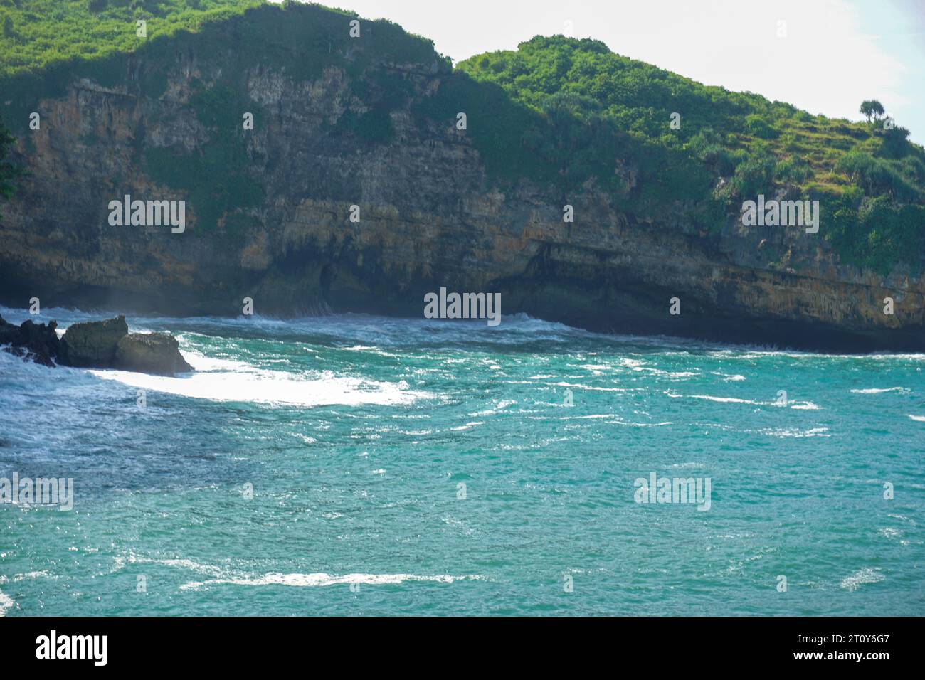 Photo stock de paysage naturel vue sur la belle plage tropicale et la mer sur une journée ensoleillée en Indonésie Banque D'Images