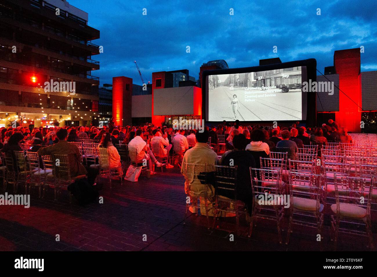 Projection de films de cinéma en plein air au Sculpture court of Barbican Centre, Londres, Angleterre Banque D'Images