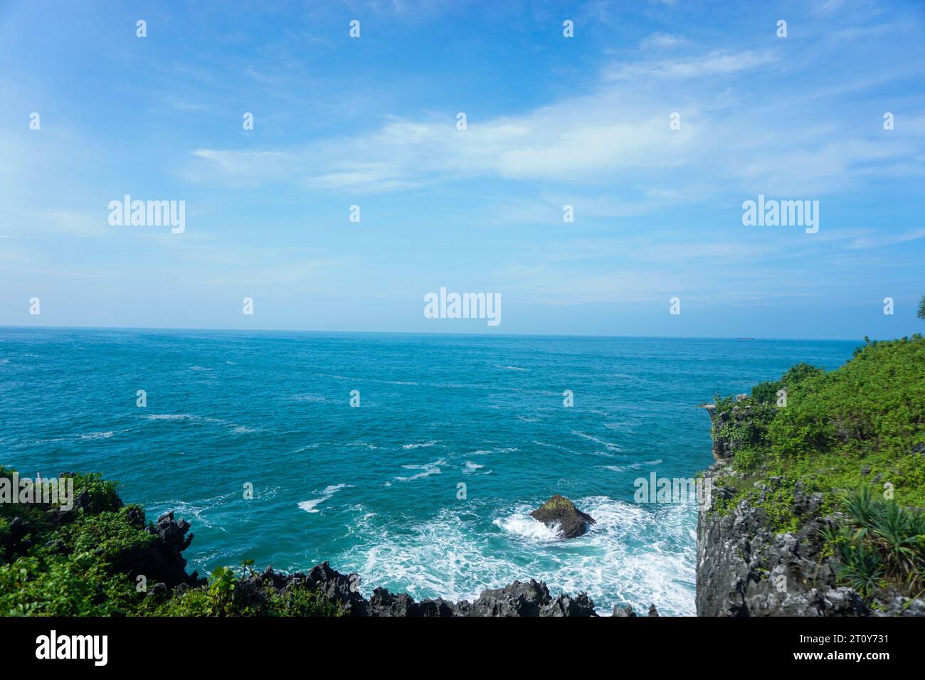 Photo stock de paysage naturel vue sur la belle plage tropicale et la mer sur une journée ensoleillée en Indonésie Banque D'Images
