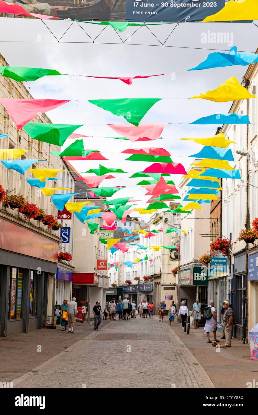 Falmouth, ville côtière en Cornouailles Angleterre, large éventail de magasins et de magasins dans le centre-ville avec des bannières décoratives de banderoles, Angleterre, Royaume-Uni, 2023 Banque D'Images