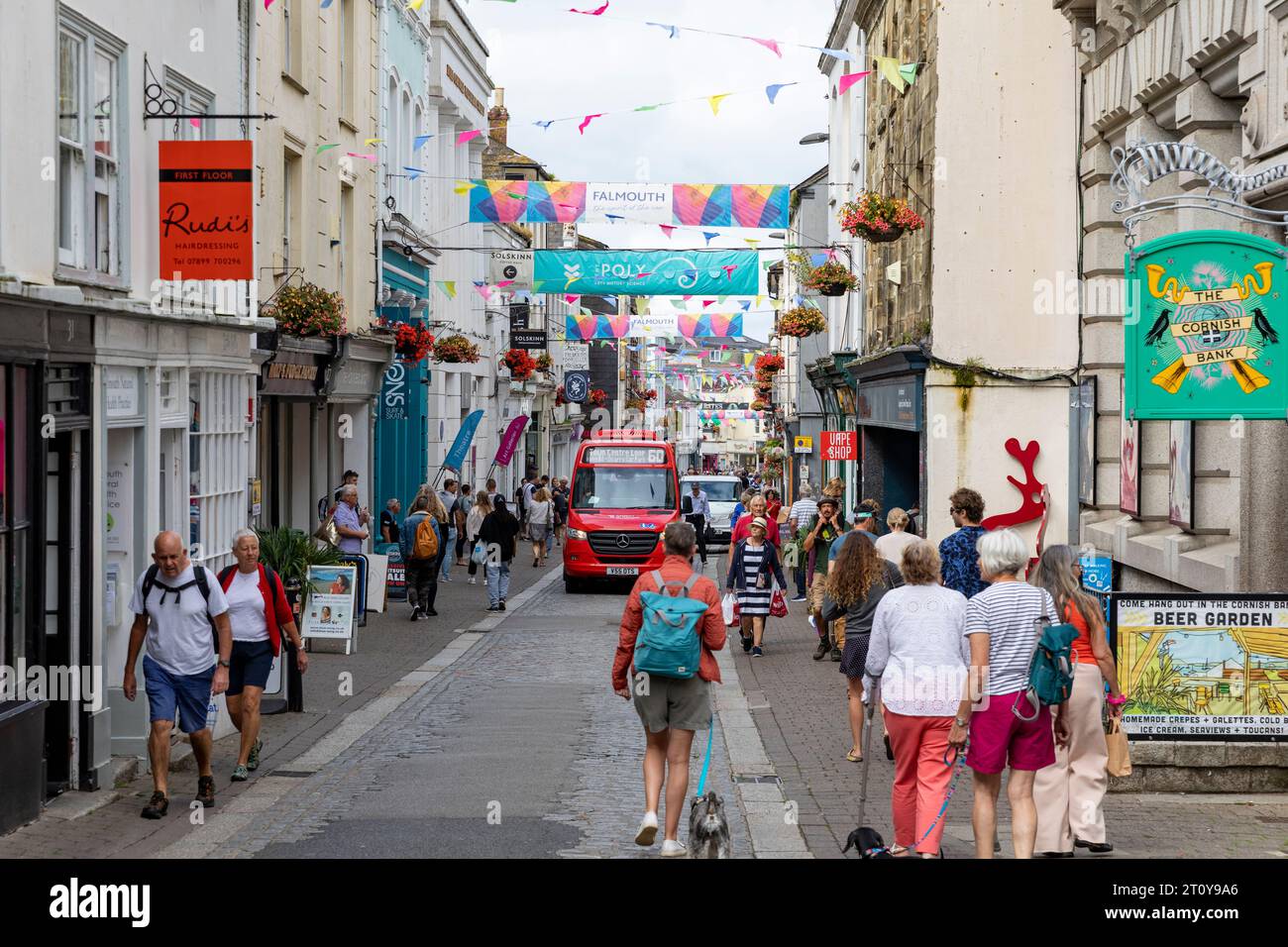 Falmouth, ville côtière en Cornouailles Angleterre, large éventail de magasins et de magasins dans le centre-ville avec des bannières décoratives de banderoles, Angleterre, Royaume-Uni, 2023 Banque D'Images