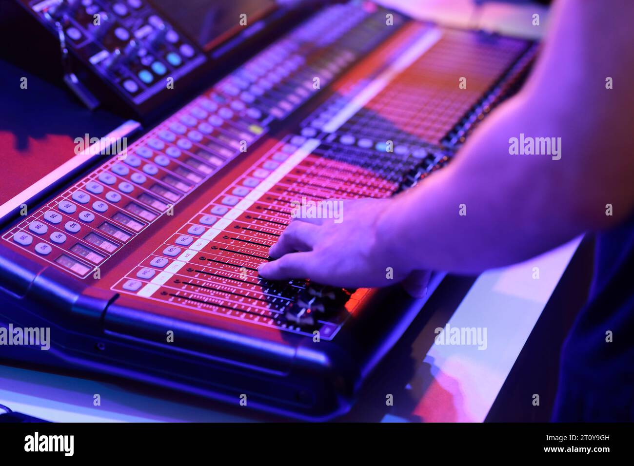 Ingénieur du son travaillant avec la console de mixage sonore au concert. Mise au point sélective. Banque D'Images