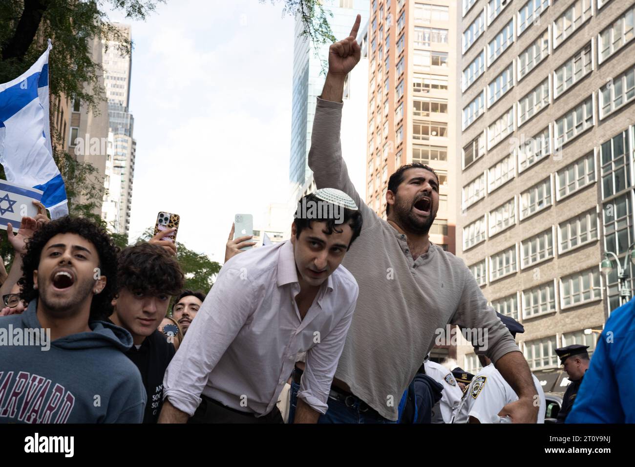 Des manifestants manifestent devant le consulat général d'Israël à New York. Des manifestants pro-israéliens manifestent devant le Consulat général d'Israël le 9 octobre 2023 à New York. Manhattan Consulat d'Israël NY USA Copyright : xDerekxFrenchx crédit : Imago/Alamy Live News Banque D'Images