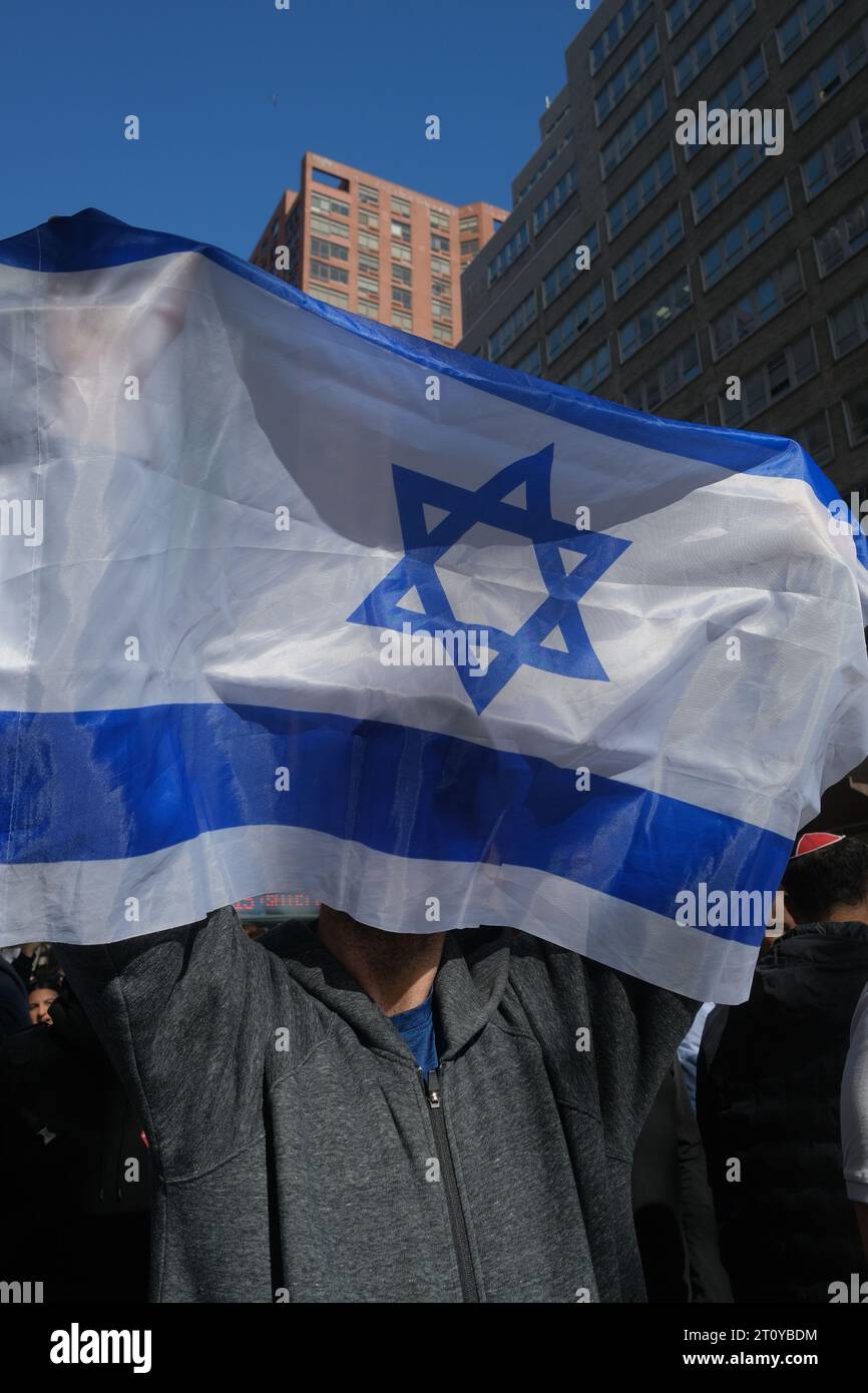 New York, New York, États-Unis. 9 octobre 2023. Des centaines de partisans d'Israël et du Hamas se sont affrontés en face du consulat d'Israël séparé par le NYPD. Aux coins opposés de la 42e rue et de la 2e avenue derrière les barricades de police alors qu'ils criaient, agitaient des drapeaux et des panneaux l'un à l'autre après les attaques terroristes meurtrières du Hamas contre l'État juif ce week-end. (Image de crédit : © Milo Hess/ZUMA Press Wire) USAGE ÉDITORIAL SEULEMENT! Non destiné à UN USAGE commercial ! Crédit : ZUMA Press, Inc./Alamy Live News Banque D'Images