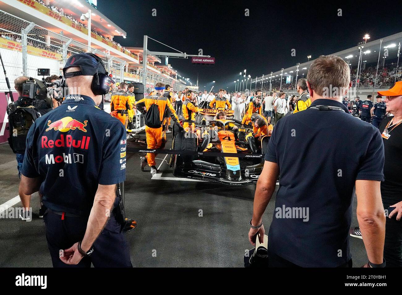 Le 8 octobre 2023, circuit international de Losail, Doha, Formule 1 Qatar Airways Qatar Grand Prix 2023, dans la photo, Adrian Newey (Red Bull Racing) regarde de plus près la voiture de Lando Norris (GBR), McLaren F1 Team sur la grille de départ. Banque D'Images