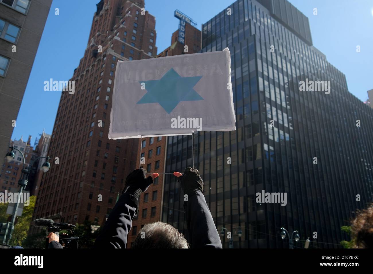 New York, New York, États-Unis. 9 octobre 2023. Des centaines de partisans d'Israël et du Hamas se sont affrontés en face du consulat d'Israël séparé par le NYPD. Aux coins opposés de la 42e rue et de la 2e avenue derrière les barricades de police alors qu'ils criaient, agitaient des drapeaux et des panneaux l'un à l'autre après les attaques terroristes meurtrières du Hamas contre l'État juif ce week-end. (Image de crédit : © Milo Hess/ZUMA Press Wire) USAGE ÉDITORIAL SEULEMENT! Non destiné à UN USAGE commercial ! Crédit : ZUMA Press, Inc./Alamy Live News Banque D'Images