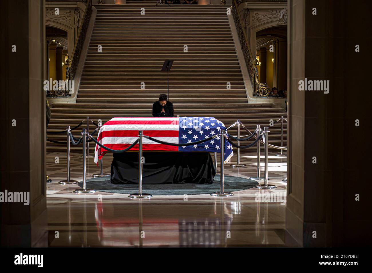 Une femme s'incline devant le cercueil de la sénatrice Diane Feinstein pendant que le public gît dans l'état du sénateur à l'hôtel de ville. Banque D'Images