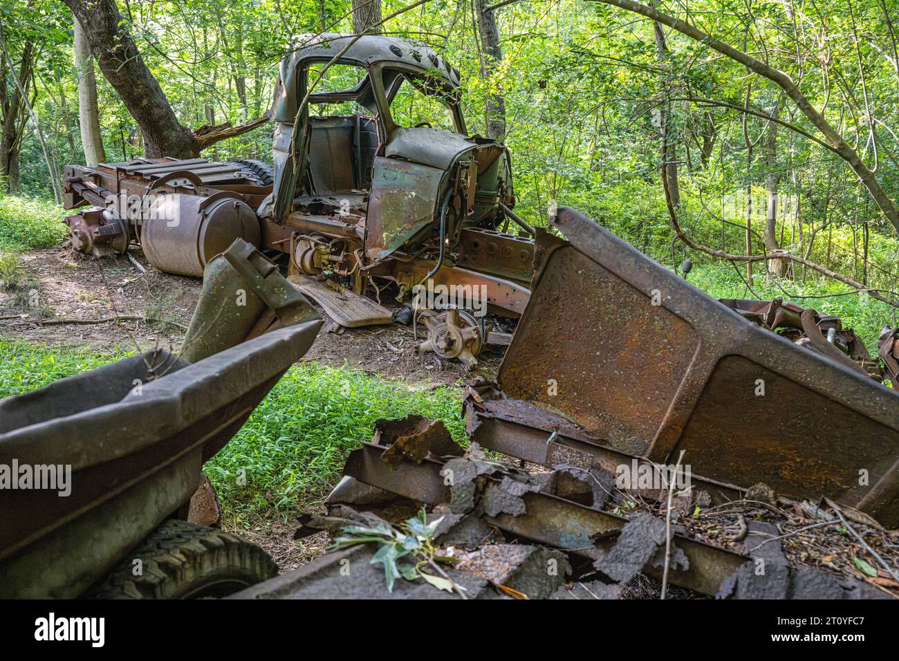 Camions agricoles anciens rouillés et délabrés au McDaniel Farm Park à Duluth, en Géorgie. (ÉTATS-UNIS) Banque D'Images