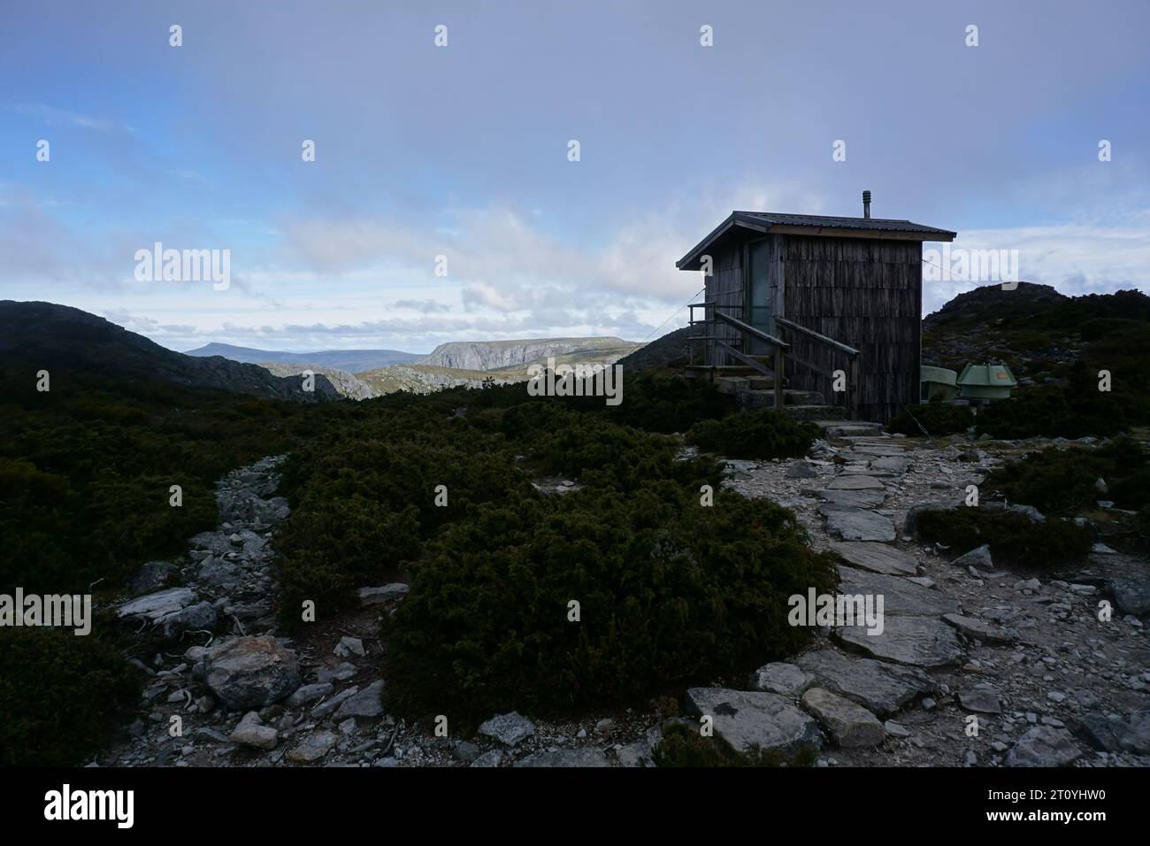 Cabane de construction de toilettes avec vue panoramique sur le sentier de randonnée jusqu'à Cradle Mountain, Tasmanie, Australie Banque D'Images