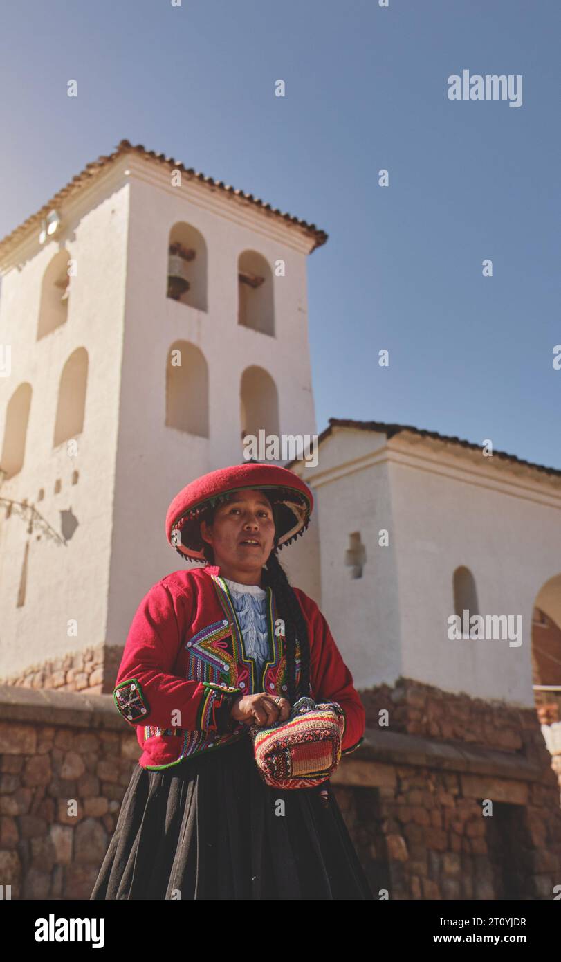 Femmes quechua en vêtements indigènes traditionnels au marché vendant des textiles colorés faisant des souvenirs artisanaux locaux Banque D'Images