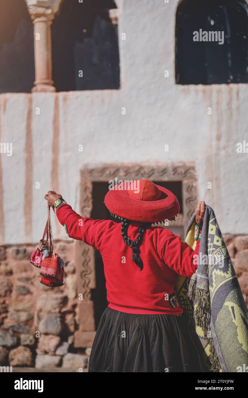 Femmes quechua en vêtements indigènes traditionnels au marché vendant des textiles colorés faisant des souvenirs artisanaux locaux Banque D'Images