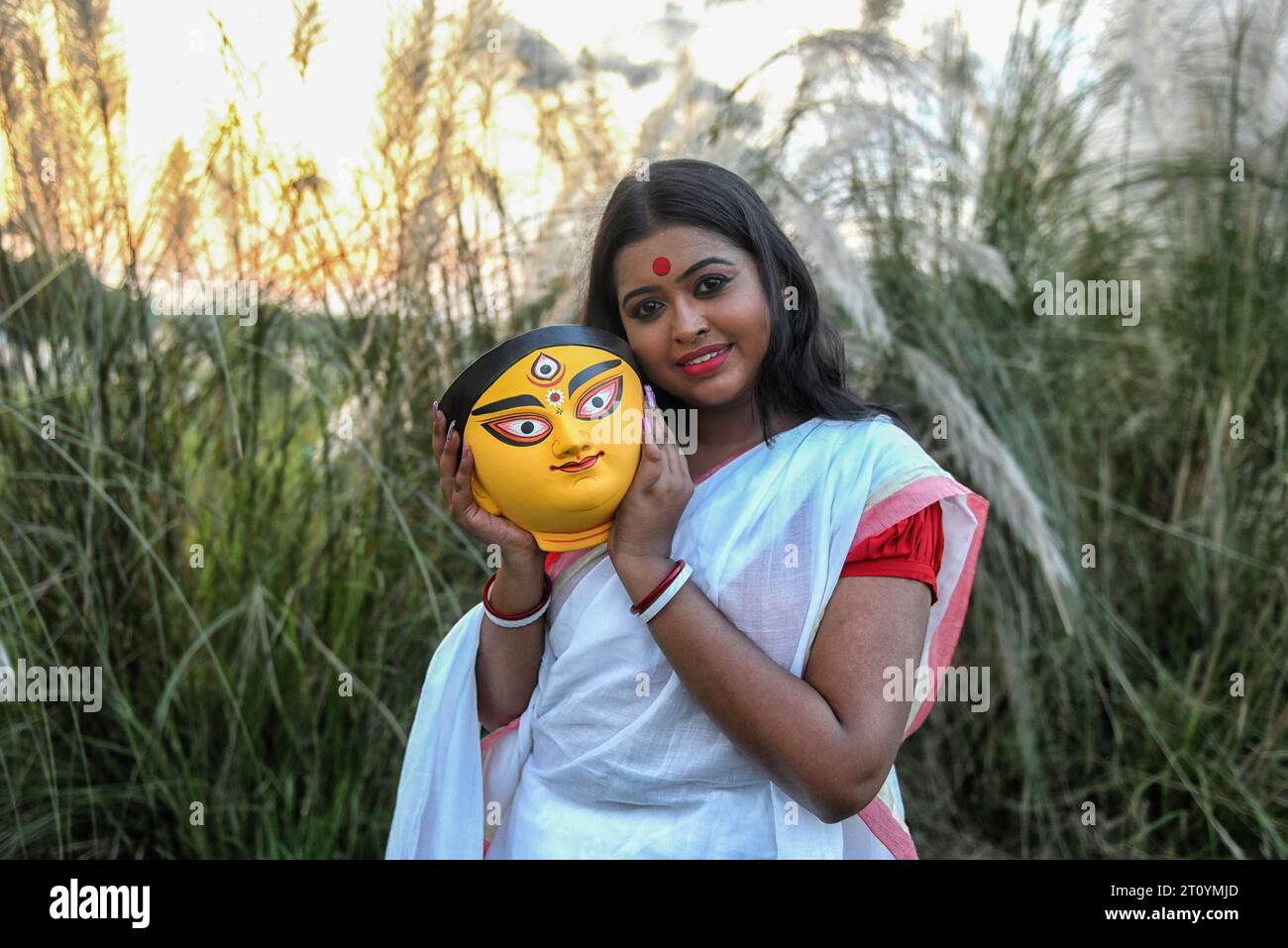 La mannequin Rima Bhattacharya pose en portant un saree indien