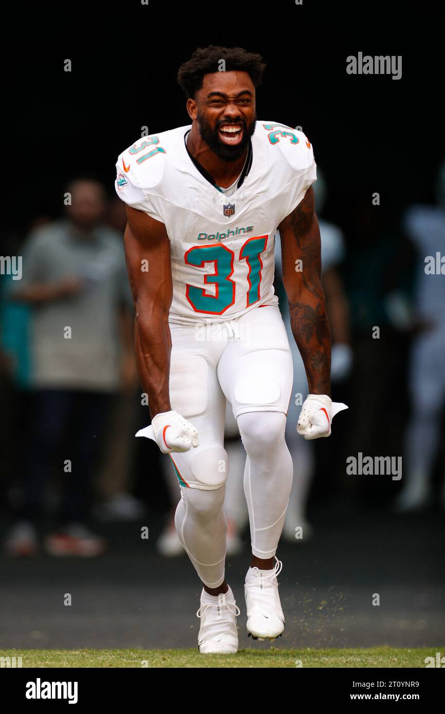 Les Dolphins de Miami Running back Raheem Mostert (31) sortent du tunnel d'entrée avant un match de saison régulière contre les Giants de New York, dimanche, OC Banque D'Images