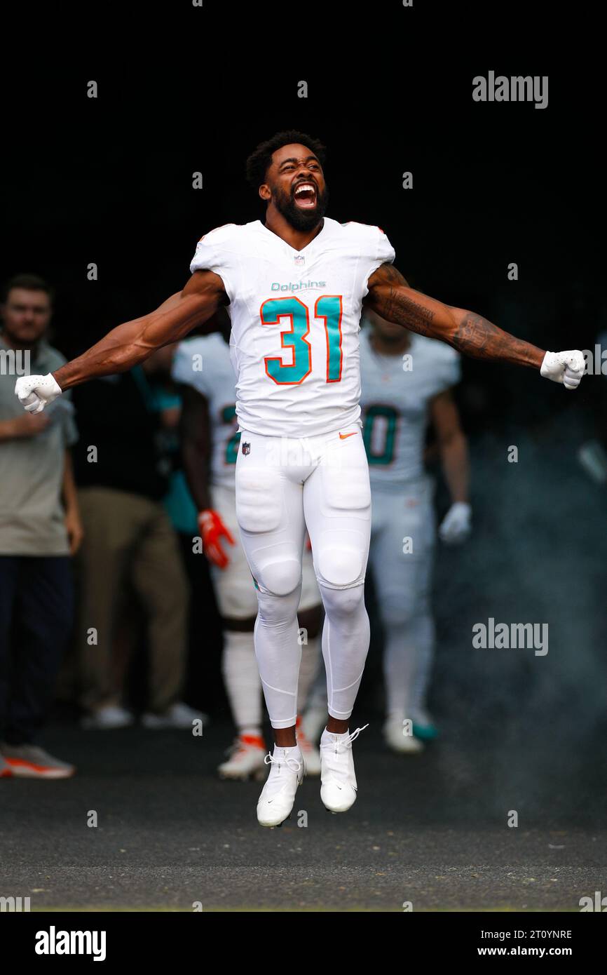Les Dolphins de Miami Running back Raheem Mostert (31) sortent du tunnel d'entrée avant un match de saison régulière contre les Giants de New York, dimanche, OC Banque D'Images