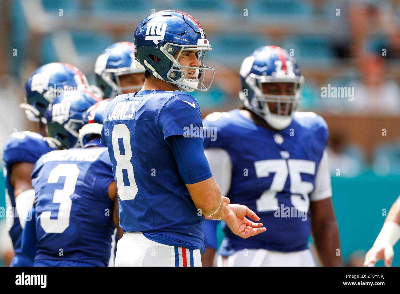 Le quarterback des Giants de New York Daniel Jones (8) dans un caucus de groupe offensif lors d'un match de saison régulière contre les Dolphins de Miami, dimanche 8 octobre, Banque D'Images