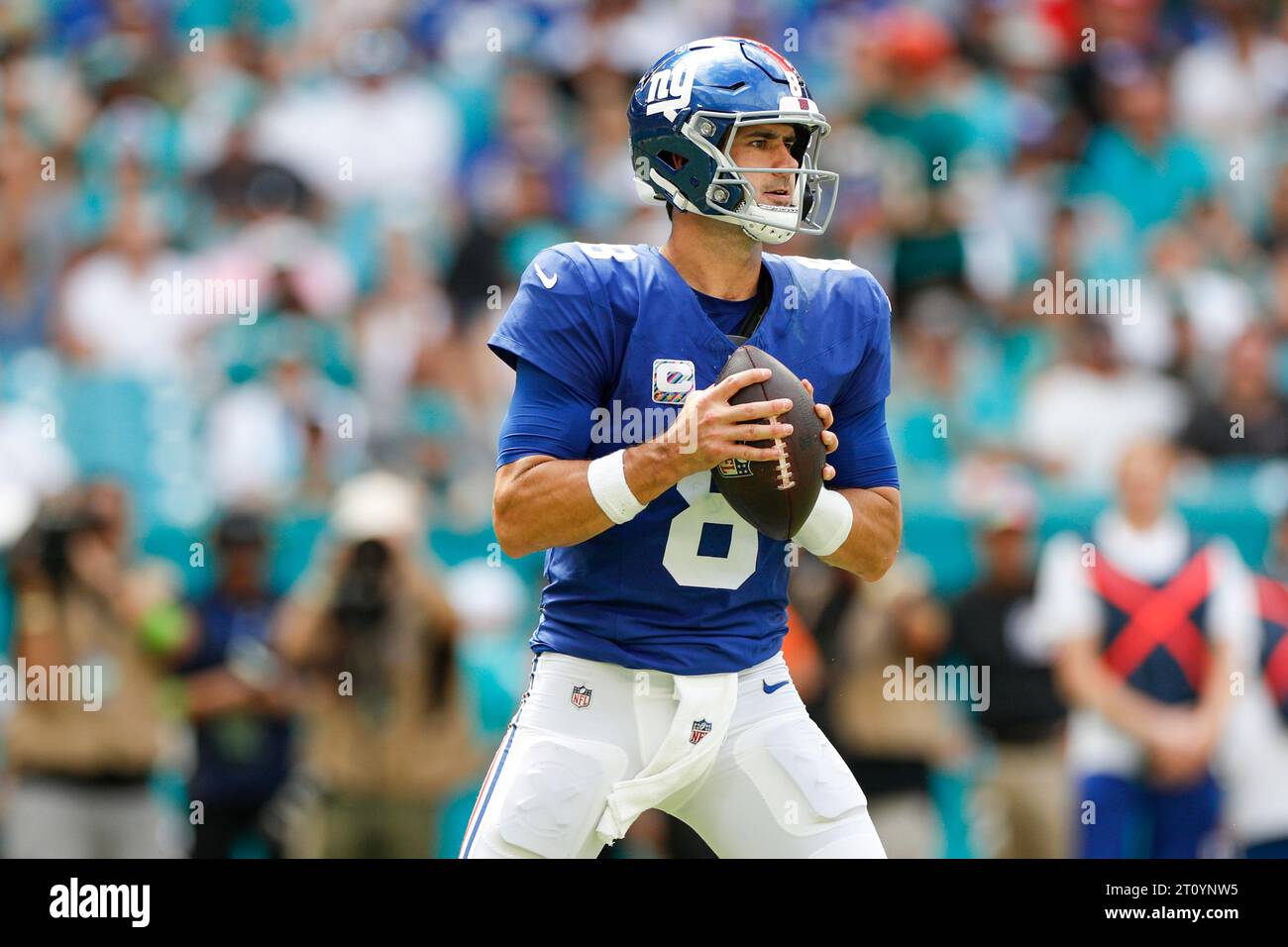 Le quarterback des Giants de New York, Daniel Jones (8), cherche un receveur ouvert lors d’un match de saison régulière contre les Dolphins de Miami, le dimanche 8 octobre 20 Banque D'Images