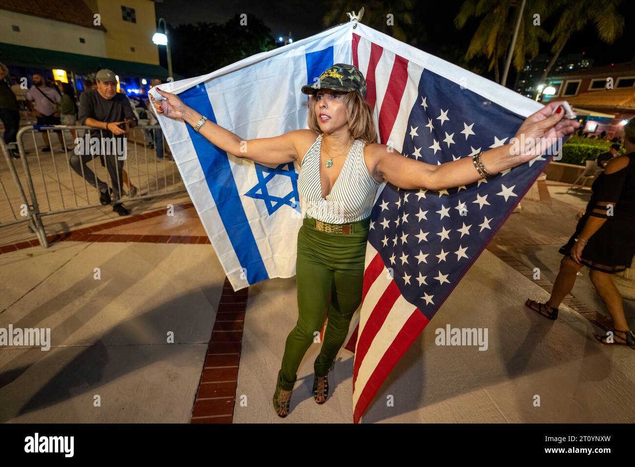 Aventura, Floride, États-Unis. 9 octobre 2023. Femme drapée dans des drapeaux américains et israéliens avec des bras étendus comme des ailes lors d'une veillée pour Israël et les victimes des attaques meurtrières de l'organisation terroriste palestinienne Hamas. Aventura, Floride, le 09 2023 octobre. 2023. Les terroristes du Hamas ont tué plus de 1000 civils israéliens. Le président israélien Herzog a déclaré que ''plus de Juifs tués en une journée qu'à tout moment depuis l'Holocauste'' (image de crédit : © Ronen Tivony/ZUMA Press Wire) POUR USAGE ÉDITORIAL SEULEMENT! Non destiné à UN USAGE commercial ! Crédit : ZUMA Press, Inc./Alamy Live News Banque D'Images
