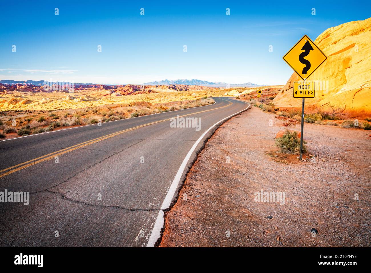 Route à travers la Vallée de Feu dans le Nevada State Park Banque D'Images