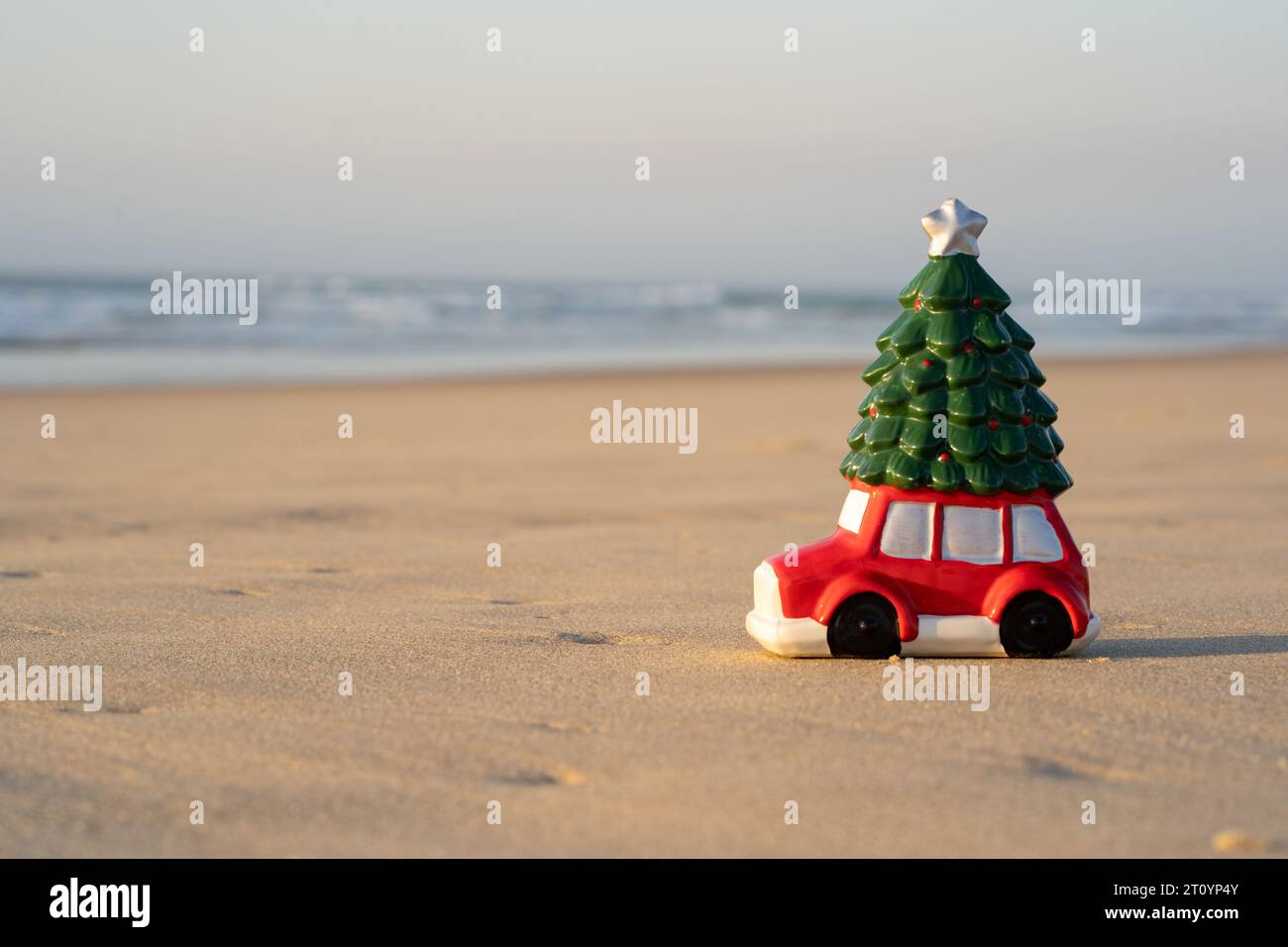 Jouet de Noël sur la plage Banque D'Images