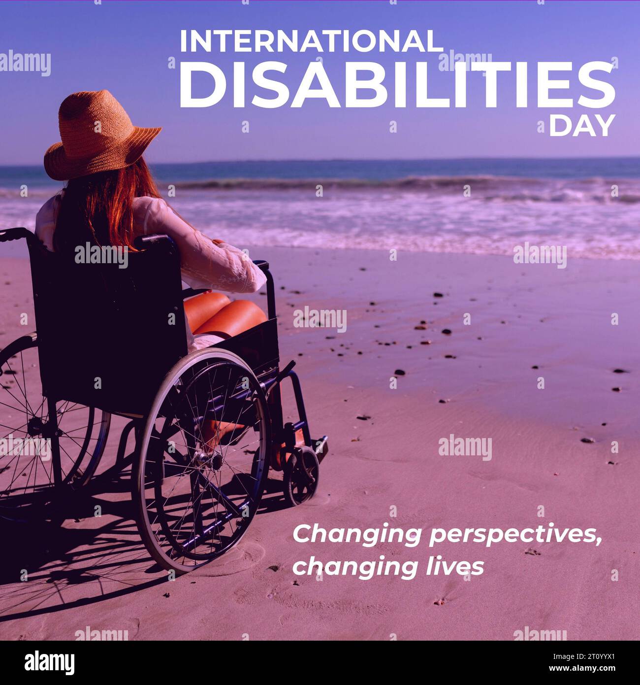 Texte composite de la journée internationale des handicaps sur une femme caucasienne assise en fauteuil roulant à la plage Banque D'Images