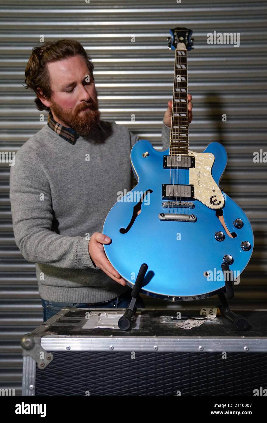 Un employé de Propstore détient le premier prototype de guitare Epiphone Supernova de Noel 