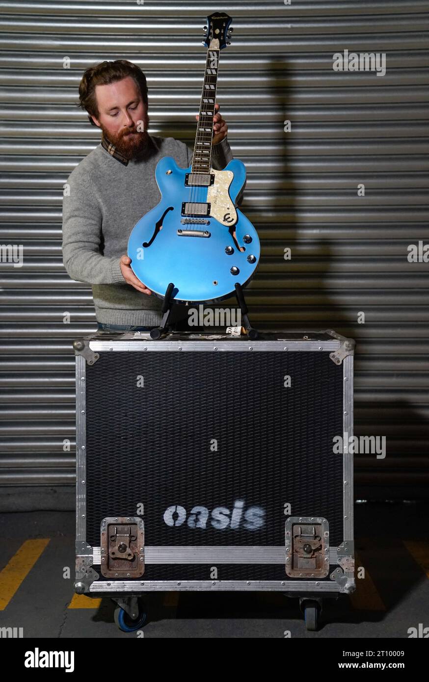 Un employé de Propstore détient le premier prototype de guitare Epiphone Supernova de Noel 