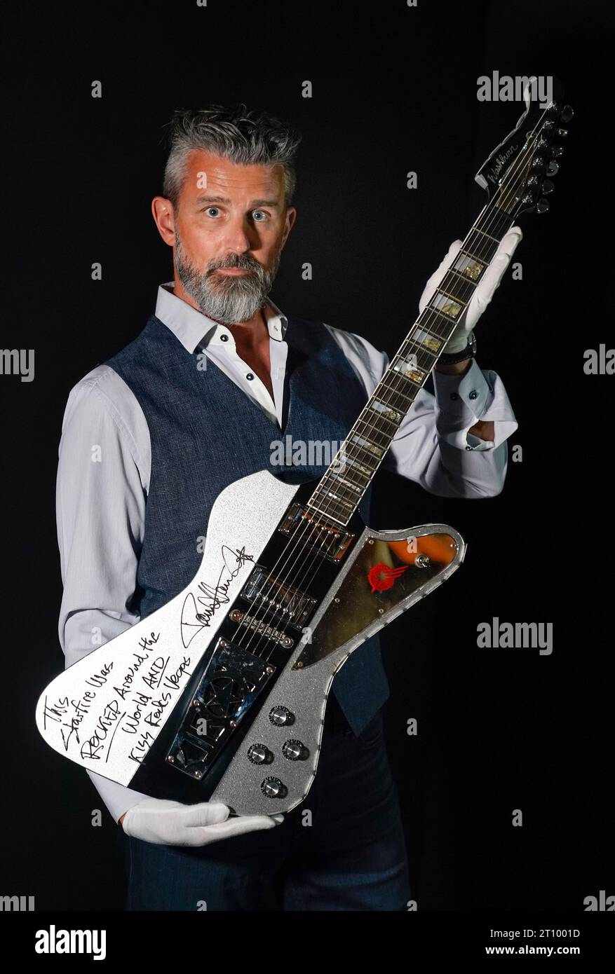 Stephen Lane, PDG de Propstore, tient un Paul Stanley de KISS