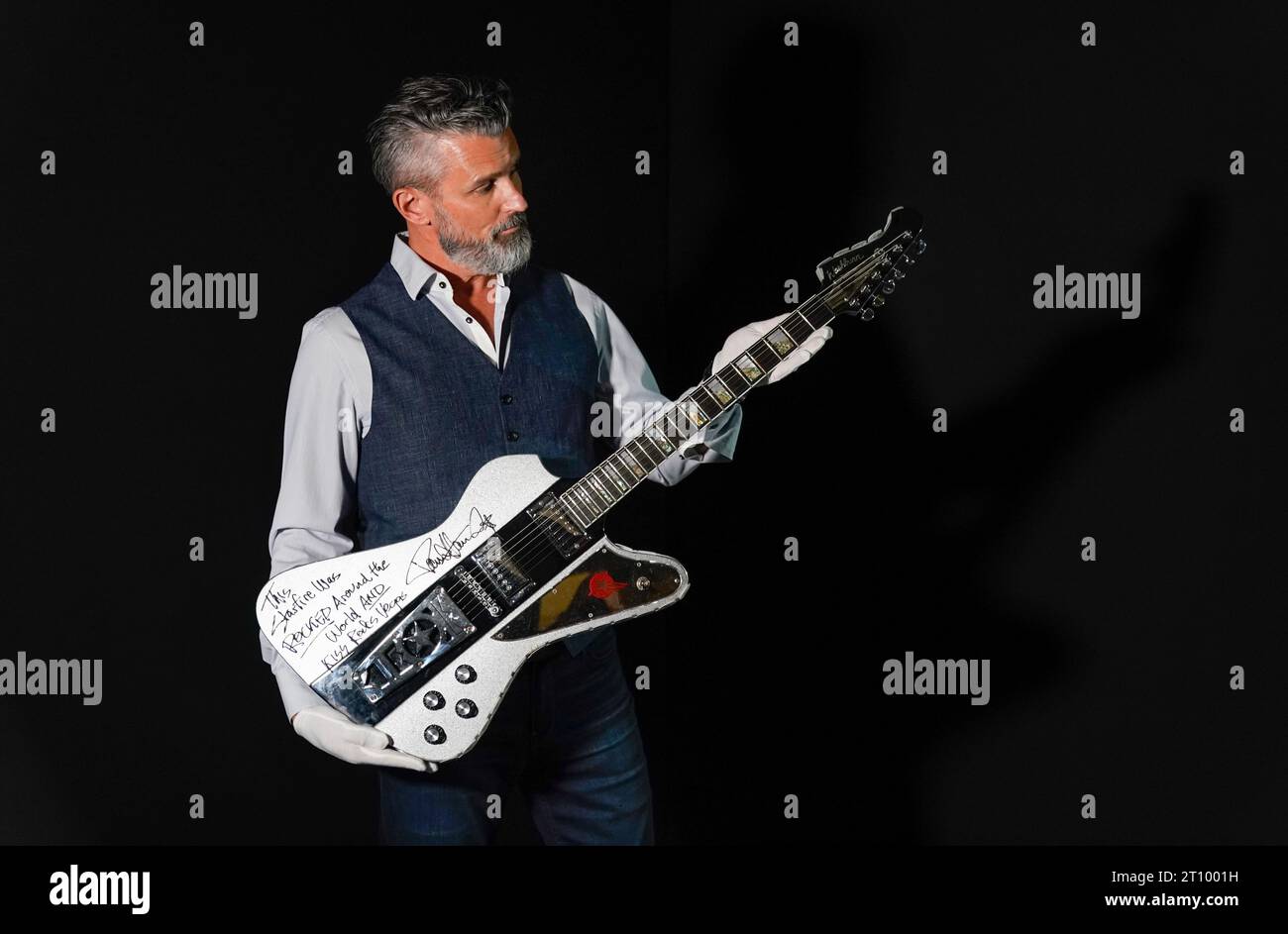 Stephen Lane, PDG de Propstore, tient un Paul Stanley de KISS